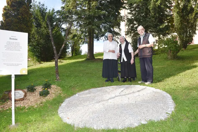 Am 4. Oktober wird um 15 Uhr der neue Sonnengesang-Franziskus-Weg im Kloster Hainstetten bei Viehdorf bei einer Andacht gesegnet. Oberin Sr. Judith Dangl, Sr. Berchmana Pöchaker und Pfarrer i. R. Franz-Josef Kaiser laden dazu herzlich ein. Sie stehen bei der Station „Schwester Sonne“. | Foto: Wolfgang Zarl