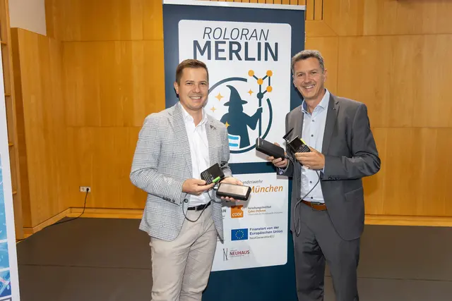 Bgm Patrick Skubel und LR Daniel Fellner mit den Merlin Handgeräten für Krisenkommunikation im Blackoutfall. | Foto: LPD Kärnten/Just