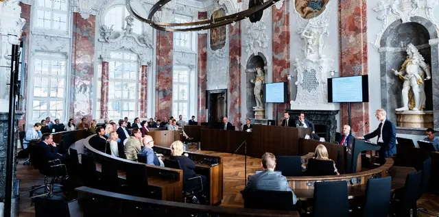 Die Landtagsveranstaltung fand im historischen Plenarsaal statt. | Foto: Tiroler Landtag/Christanell