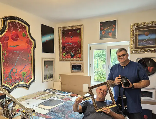 , Thomas Wagner und Thomas Zinnbauer, stellen ihre Werke Kunstinteressierten zur Gestaltung eines personalisierten Kalenders zur Verfügung. | Foto: Stadtgemeinde Traiskirchen