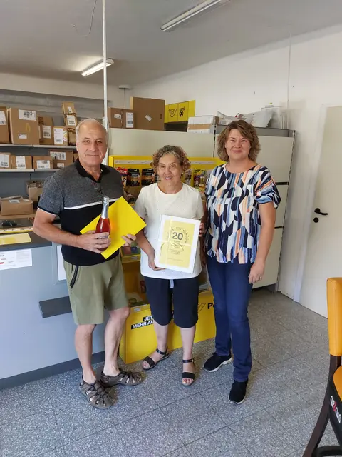 Die Urkunde zum 20-jährigen Jubikäum wurde nun feierlich von Ramona Nather, Postpartner Betreuerin der Österreichischen Post, an Annie und Josef Kremser übergeben. | Foto: Österreichische Post