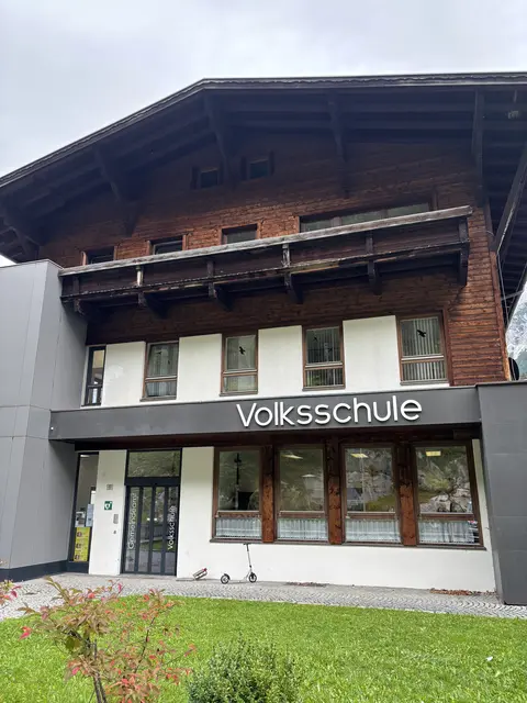 Man sieht es dem Gebäude an, es ist in die Jahre gekommen. Manches wurde schon erneuert, als nächstes kommt die Volksschule dran. | Foto: MeinBezirk/Günther Reichel