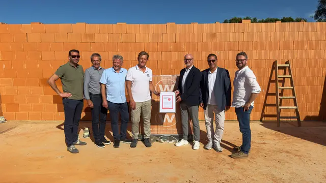 v.l.n.r: Michael Kurzmann (Gartner Schiener), Richard Hainfellner (Wienerberger), Wilfried Gartner (Gartner Schiener), Hannes Gartner (Gartner Schiener), Hermann Forster (Wienerberger), Bmstr. Bernd Gerdentisch (GF NE), Bmstr. Srecko Vlasic (NE) | Foto: Neue Eisenstädter