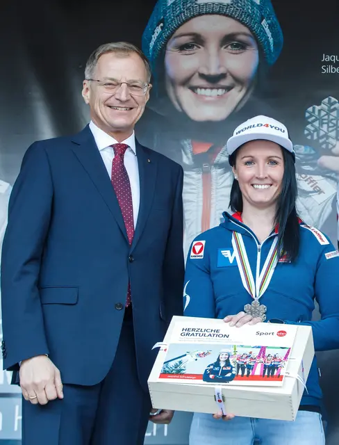 Jacqueline Seifriedsberger mit Landeshauptmann Thomas Stelzer. | Foto: Hermann Wakolbinger
