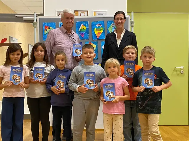 Verlagsleiterin DI Kristina Macherhammer-Hochwarter mit den Kinder der 2. Schulstufe und Dir. Karl Knor bei der Buchübergabe in Neuberg.
 | Foto: Roswitha Staudinger