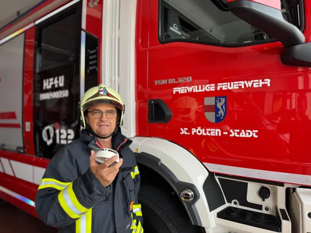 Max Ovecka, 2. Kommandant-Stellvertreter der FF St. Pölten-Stadt und Einsatzleiter, mit einem Heimrauchmelder wie jener, der heute Alarm geschlagen hat.

 | Foto: FF St. Pölten-Stadt