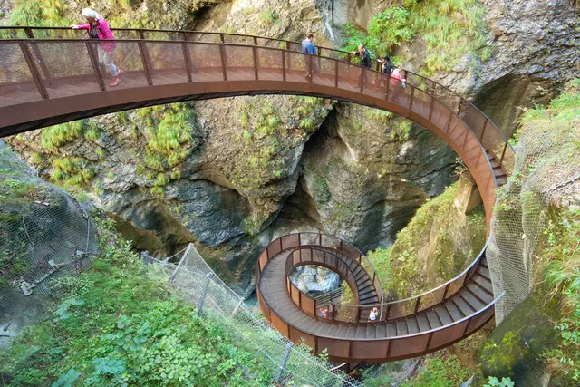 Bild # 2946: die Wendetreppe "Helix" führt ca. 40 m in die Tiefe der Schlucht. | Foto: © by Ing. Günter Kramarcsik
