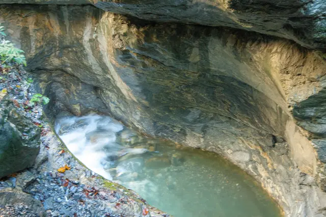 Bild # 2956: vom Wildwasser glatt geschliffener Fels | Foto: © by Ing. Günter Kramarcsik