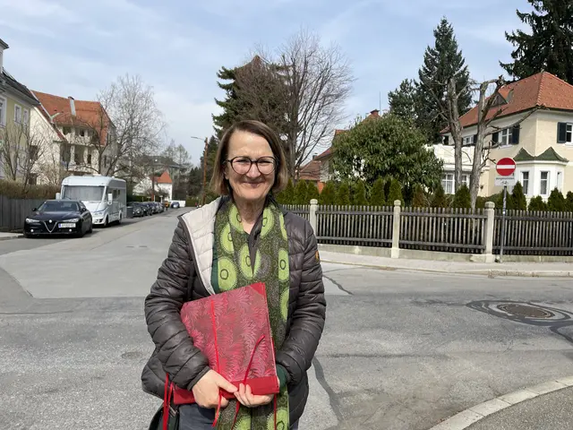Historikerin Brigitte Dorfer hat sich näher mit der Geschichte der Gartenstadt St. Peter befasst. Bei Spaziergängen informiert sie auch immer wieder Interessierte über die Hintergründe der Gegend. | Foto: MeinBezirk/Andreas Strick