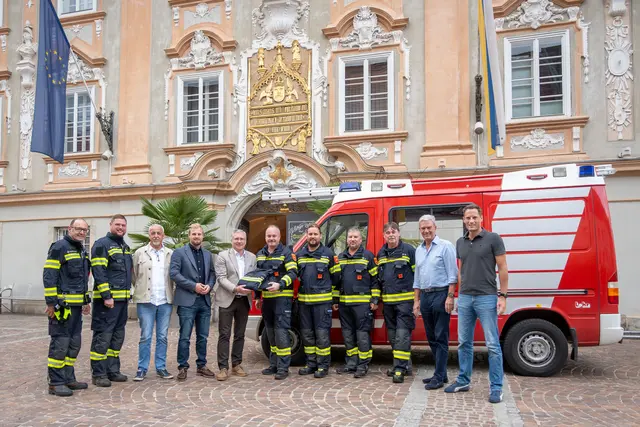 Kommandant-Stellvertreter Peter Torker und Kommandant Georg Kropf (FF Hörzendorf Projern), Gerhard Stippernitz (Stadtgemeinde St. Veit), Stadtrat Philipp Subosits, Bürgermeister Martin Kulmer, Gemeindefeuerwehr-Kommandant Markus Korath, Kommandant Stefan Knappinger (FF St. Donat), Kommandant-Stellvertreter Jürgen Kugi (FF St. Veit), Kommandant-Stellvertreter Gerald Friesser (FF St. Donat) und Johannes Koch sowie Christopher Hohengasser von der Firma Koch Brandschutztechnik. | Foto: Stadt St. Veit