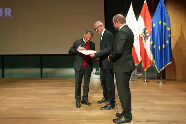 Der allseits aus Radio und Fernsehen bekannte Franz Posch wurde mit dem Volkskulturpreis 2025 gewürdigt, den ihm LH Anton Mattle gemeinsam mit LHStv Josef Geisler verlieh. | Foto: Land Tirol/Jovanovic