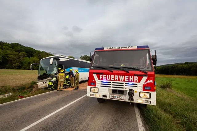 Neben den Einsatzkräften aus Laab waren auch weitere Feuerwehren im Einsatz, die Straße blieb bis 21 Uhr gesperrt. | Foto: Pressestelle BFK Mödling / M. Seyfert