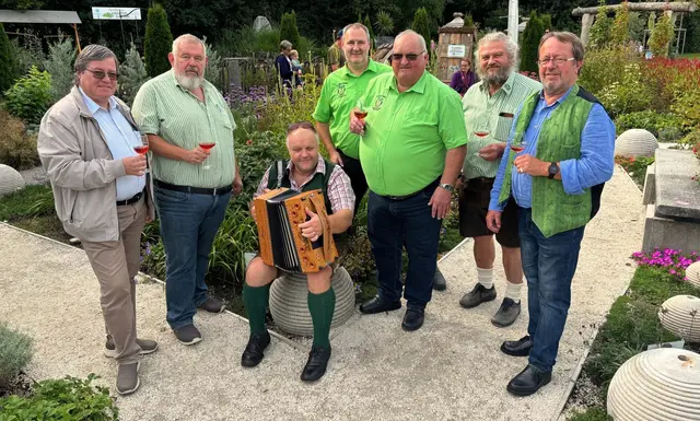 Von links: Schärdings Stadtpfarrer Edi Bachleitner, Schärdings Siedler-Bezirksobmann Sepp Kager, Musikant Ronald Ofner, St. Florians Siedlerobmann Stefan Fuchs, der steirische Siedler-Landeschef Herbert Gratzer, OÖ Siedler-Landesobmann Helmut Löschl und Gastpfarrer Hans Fuchs. | Foto: Franz Gruber