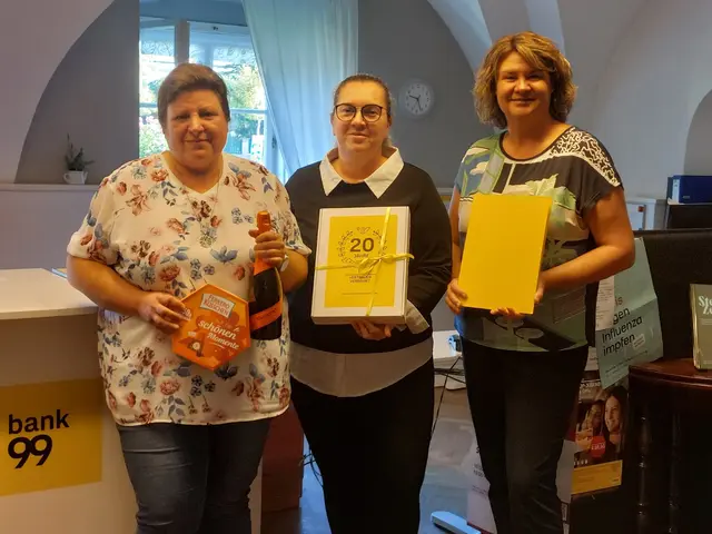 Die beiden Postpartner-Mitarbeiterinnen Beatrice Rauter-Gasparin und Monja Tometschek sowie Ramona Nather, Postpartner Betreuerin, Österreichische Post. | Foto: Österreichische Post