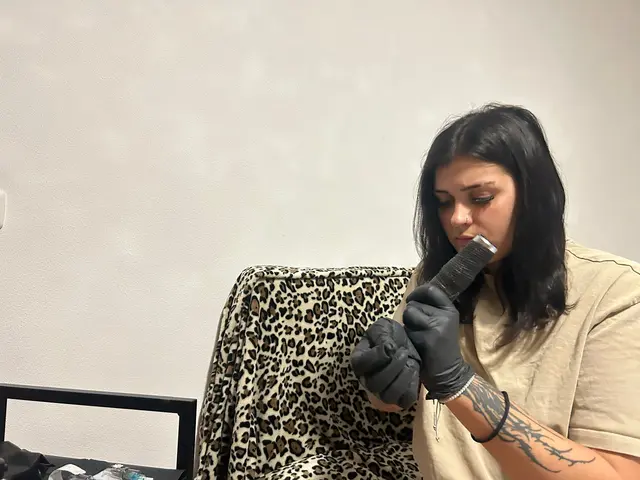 Von ihrem ersten Lohn kaufte sich Claudia eine Tattoomaschine.