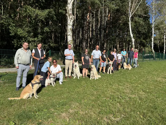 Die Wolfsgrabner Zwei- und Vierbeiner freuen sich über die neue Hundezone | Foto: Lauren Fahrenberger / MeinBezirk