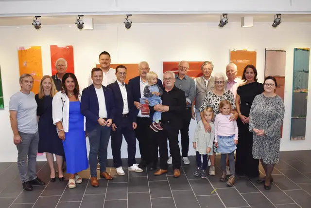 Mit Familie, Wegbegleitern, Ehrengästen sowie Vertretern seiner Heimatgemeinde wurde die Ausstellung von Helmut Blažej eröffnet. | Foto: MeinBezirk.at