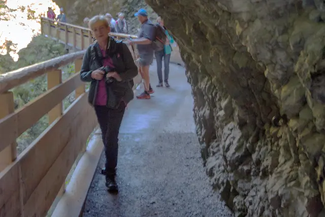 Bild 2923: mein Schatz Helene unter teilweise überhängende Felswände am Weg bis zum Ende.  | Foto: © by Ing. Günter Kramarcsik