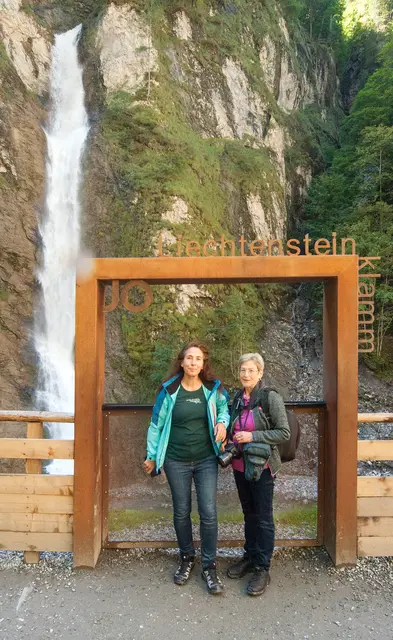 Bild # 3003: Ein Fotoframe bietet mit dem Wasserfall im Hintergrund die Möglichkeit für Erinnerungsfotos.  | Foto: © by Ing. Günter Kramarcsik