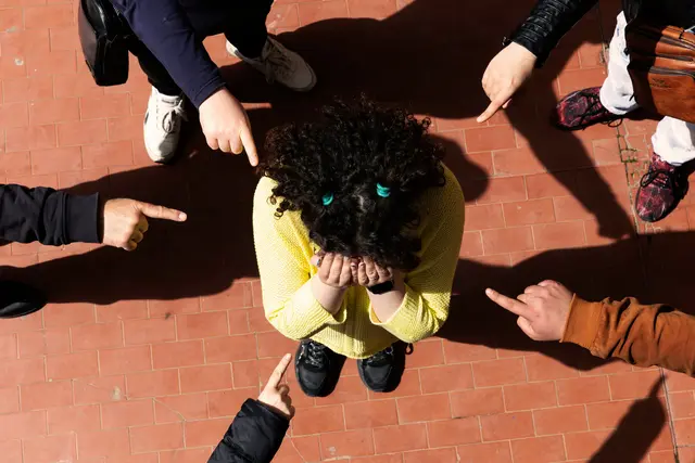 Mobbing ist nach wie vor trauriger Alltag für viele Schülerinnen und Schüler. Jetzt gibt es einen Ratgeber im Kampf gegen diese Situationen. | Foto: La Fabbrica Dei Sogni/Unsplash