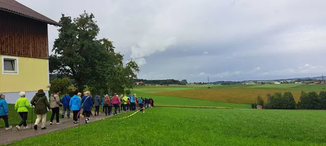 Zahlreiche Teilnehmerinnen trotzten dem nicht gerade idealen Wetter. | Foto: Goldhauben Bezirk Ried