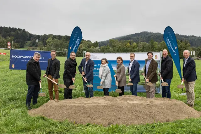 Generalsekretär Johannes Abentung, Gerhard Schachl (Gewässerbezirk Gmunden), Gemeindevorstand Johann Baumann-Rott (Gemeinde St. Georgen), Vizebürgermeister Christian Danter (Gemeinde Berg im Attergau), Daniela König (Direktorin Umwelt- und Wasserwirtschaft – Land OÖ), Gemeinde-Landesrätin Michaela Langer-Weninger, Umwelt- und Klima-Landesrat Stefan Kaineder, Bürgermeister Friedrich Mayr-Melnhof (Bürgermeister St. Georgen), Wilhelm Laimer (Leiter Gewässerbezirk Gmunden) und Amtsleiter Norbert Eder (Gemeinde Vöcklamarkt) (v.l.). | Foto: Land OÖ/Werner Dedl