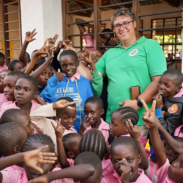Hans Haiderer-Neuhold mit strahlenden Kindern in Kenia | Foto: "Zukunft dank dir"