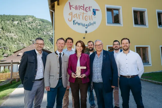 Landeshauptfrau Karoline Edtstadler bei ihrer Gemeindetour durch den Lungau. Mit im Bild: der Bürgermeister von Ramingstein, Leonhard Kocher (2. von links). | Foto: Salzburger Volkspartei/Manuel Horn