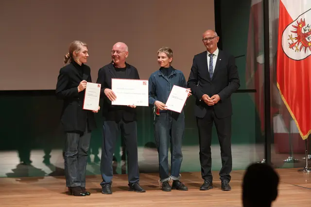 LH Anton Mattle überreichte Christoph Hinterhuber (2. v. r.) den Hauptpreis für Zeitgenössische Kunst, Magdalena Frauenberg (1. v. l.), Juri Velt und Lukas Posch (nicht im Bild) erhielten die Förderpreise. | Foto: Land Tirol/Jovanovic