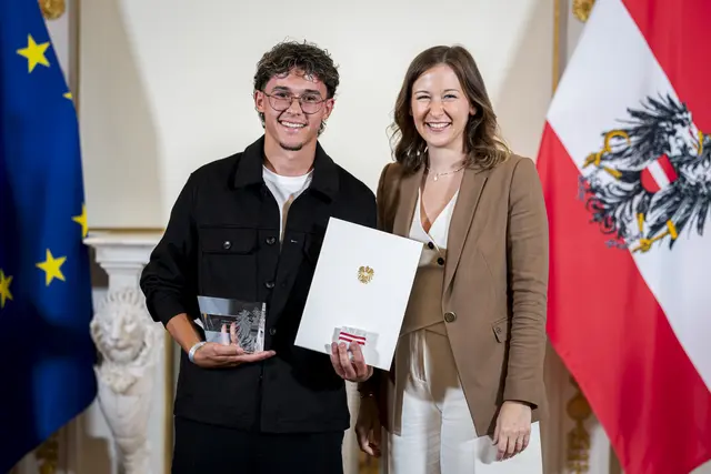 Fabian Bartl aus Telfs, Landessieger Tirol, mit Bundesministerin Claudia Plakolm bei der Ehrung ‚Zivildiener des Jahres 2025‘. | Foto: BKA / Schrötter