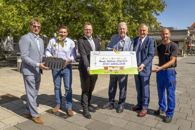 ÖVP-Gemeinderat Franz Hatvan, Grünraum Stadt Wiener Neustadt-Leiter Florian Fux, Initiator und Gemeinderat Robert Pfisterer, Bürgermeister Klaus Schneeberger, Stadtrat Franz Dinhobl (alle ÖVP) und Martin Cernek. | Foto: Stadt Wiener Neustadt/Weller