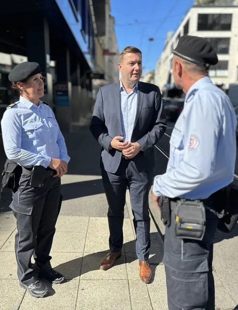 FPÖ-Stadtrat Michael Raml (Mitte) beim Lokalaugenschein mit Mitarbeitenden des Linzer Ordnungsdienstes in der Urfahraner Hauptstraße. | Foto: Stadt Linz