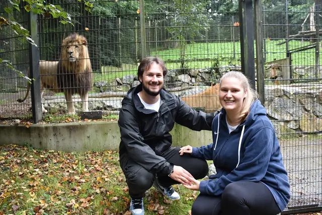 Leon und Denise Grasser vor dem Patentier Löwe Mufasa. | Foto: Herbert Stoschek