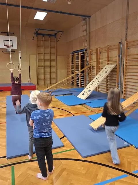 Am Tag der offenen Tür durften sich die künftigen Schulanfängerinnen und Schulanfänger im Turnsaal austoben.  | Foto: z.V.g