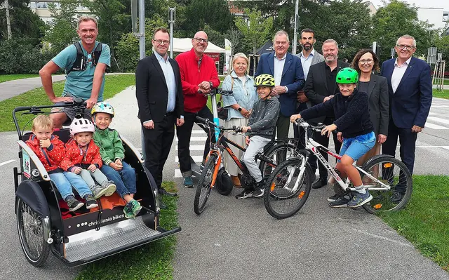 (v.l.n.r.): Simon Mitchell (Radeln ohne Alter), Gemeinderat Robert Pfisterer, Umweltstadtrat Norbert Horvath, Stadträtin Sabine Bugnar, Infrastruktur- und Mobilitätsstadtrat LAbg. Franz Dinhobl, Gemeinderat Alexander Landbauer, Zweiter Vizebürgermeister LAbg. Rainer Spenger, Klima- und Energiebeauftragte Alexandra Kurt-Brabec und Gemeinderat Christian Hoffmann mit den jungen Besucherinnen und Besuchern Simon, Julia, Fabian, Moritz und Lorenz | Foto: Stadt Wiener Neustadt/Maurer
