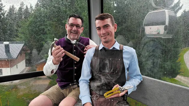 Foto: Christian Fasser: Der aus Bayreuth in Oberfranken stammende, "fliegende Schuhmacher" Alessandro Santella (li) stellt sich bei Andreas Seeburger (li) in der Fernsehgondel am Muttersberg vor.