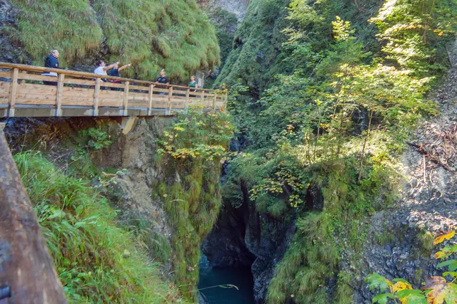 Bild # 2919: gut gesicherte Holzstege führen bis ca. 1,5 km Länge in die Tiefe der Klamm | Foto: © by Ing. Günter Kramarcsik