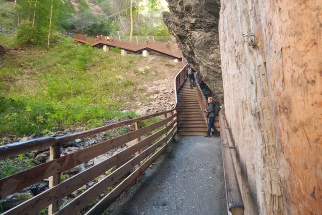 Bild # 2938: eine der vielen Treppen mit insgesamt ca. 400 Stufen welche in eine Richtung führen. Diese sind am Retourweg (kein Rundweg) wieder zu bewältigen.  | Foto: © by Ing. Günter Kramarcsik