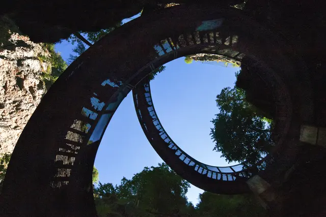 Bild # 2954: Blick hinauf nachdem man unten angelangt ist. | Foto: © by Ing. Günter Kramarcsik