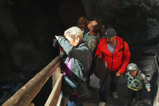 Bild # 2985: Ein Sonnenspot in die schwarze Tiefe der Klamm. | Foto: © by Ing. Günter Kramarcsik