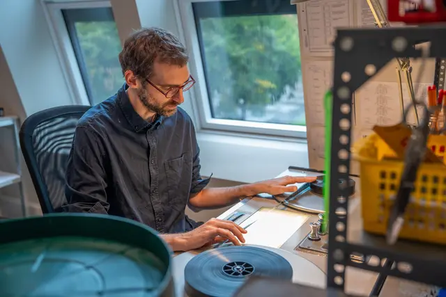 Filmrollen werden vorab gesichtet und kontrolliert.  | Foto: Valentina Marinelić/MeinBezirk