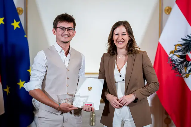 Mühlviertel-Connection: Felix Resch aus Neumarkt im Mühlkreis mit Ministerin Claudia Plakolm aus Walding bei der Preisverleihung in Wien. | Foto: Bundeskanzleramt