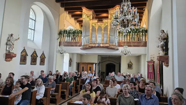 Die Festgäste lauschen der Orgel.  | Foto: Jan Magyar