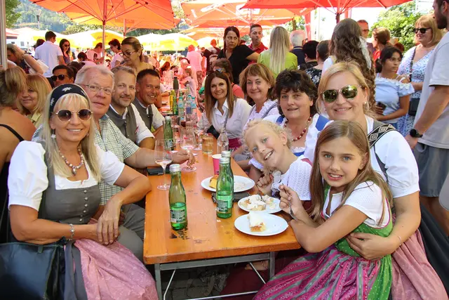 Zum Fest der Kulturen strömten zahlreiche Besucher nach Grödig, um Folklore-Vorführungen und der Präsentation kulinarischer Feinheiten beizuwohnen.