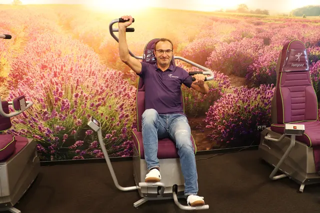 Thomas Mühlbacher an einem der zwölf Geräte, die elektrisch angetrieben die Bewegungen selbständig ausführen.  | Foto: Edith Ertl