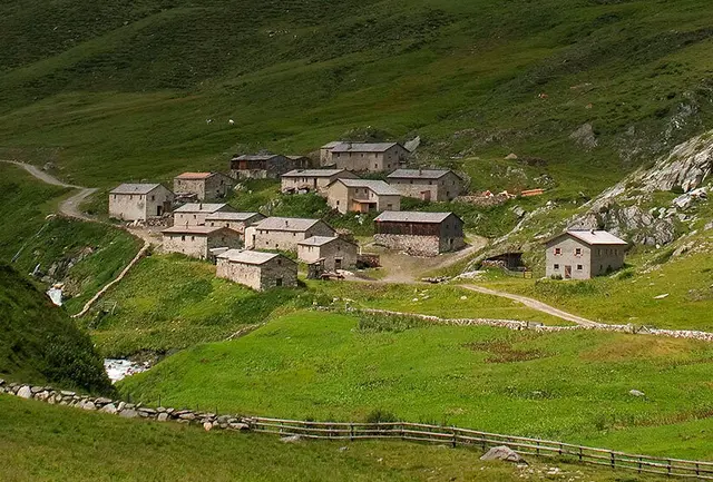 Jagdhausalm: Die Alm umfasst eine Gesamtfläche von 1750 ha und befindet sich im Besitz einer Agrargemeinschaft mit 15 Mitgliedern. Die Almfutterfläche der Alm, deren niedrigster Punkt auf 2.000 Metern Meereshöhe liegt, beträgt zirka 700 ha.  | Foto: Jagdhausalm