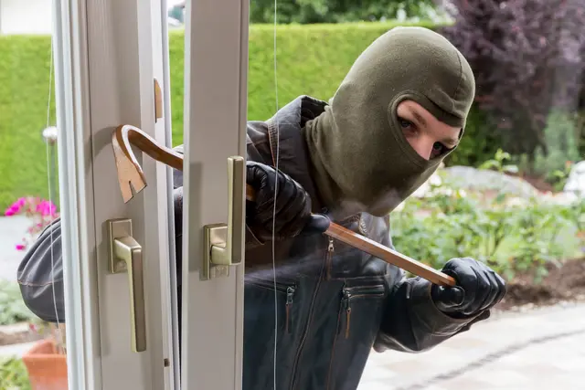 Die Täter stiegen über ein gekipptes Fenster im Erdgeschoss in das Einfamilienhaus. (Symbolfoto) | Foto: stock.adobe.com/at/Gina Sanders 