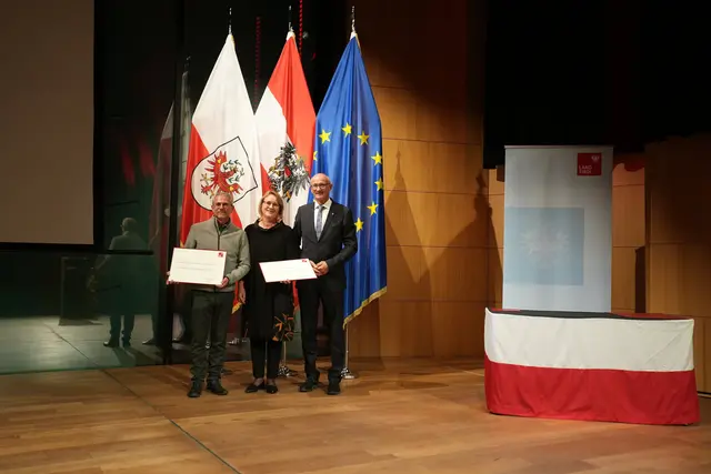 Ivana Pristašová Zaugg wurde mit dem Preis für Zeitgenössische Musik geehrt, die Volksbühne Aschau mit Obmann Stephan Bliem erhielt den Tiroler Volksbühnenpreis 2025. | Foto: Land Tirol/Jovanovic