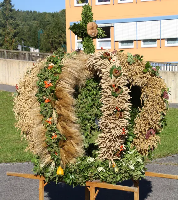 Beim Pfarrfest in Rein wird die Erntekrone gesegnet. | Foto: Edith Ertl