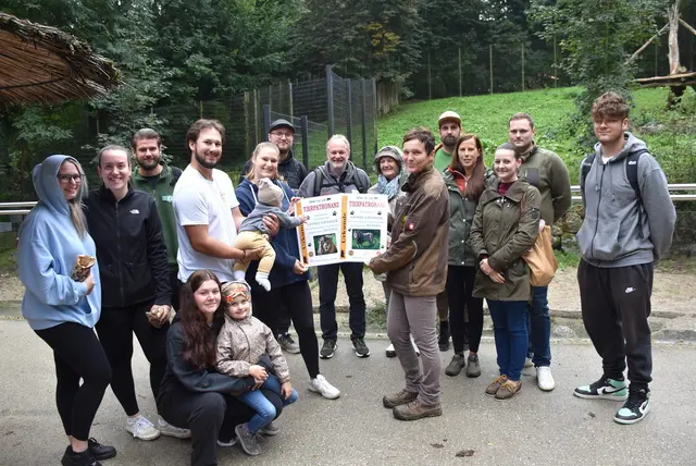 Denise, Leon mit Sohn Lionel und Tierpflegerin Maria präsentieren die Patronanzurkunden. Die Familienangehörigen und Freunde freuen sich mit. | Foto: Herbert Stoschek